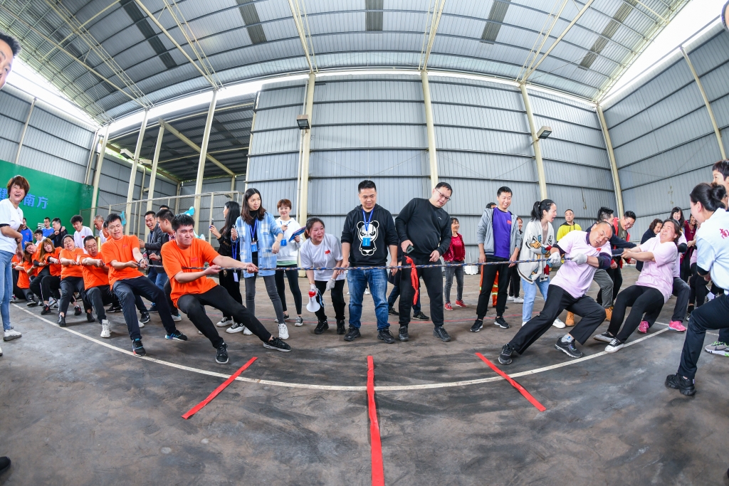 南方公司“团结一心跟党走、、同心协力创佳绩”职工运动会拔河角逐现场 (2)