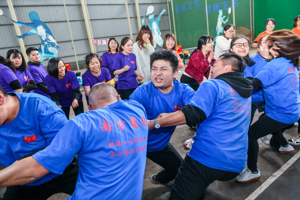 南方公司“团结一心跟党走、、同心协力创佳绩”职工运动会拔河角逐现场